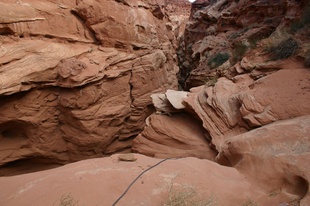 Blue John Canyon starts going down... - panoramio