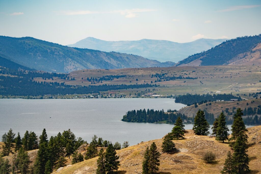 A scenic view of a lake surrounded by mountains