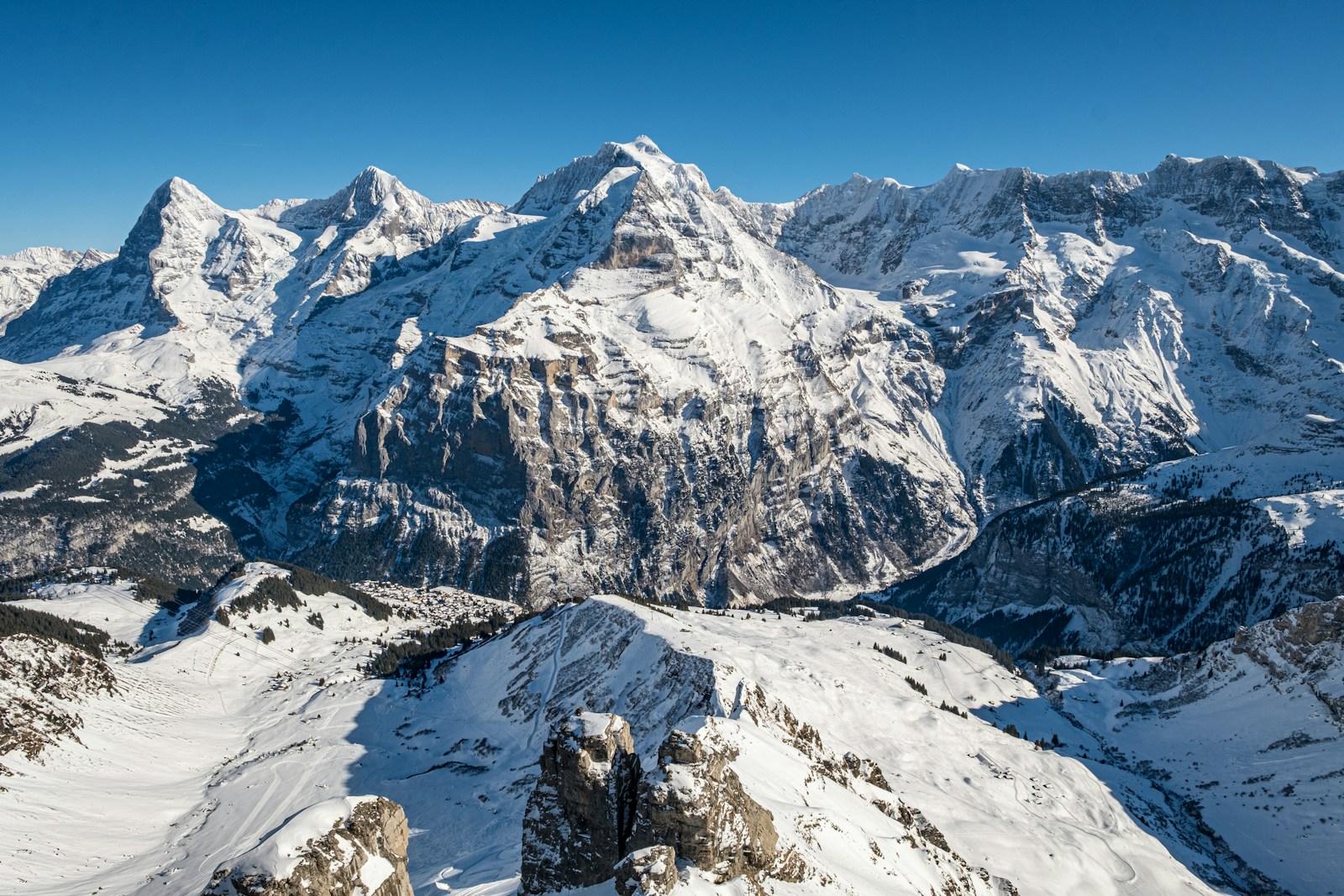 a snowy mountain range